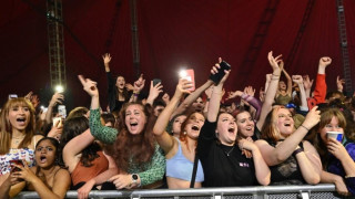 Βρετανία: Χιλιάδες νέοι χόρεψαν σε συναυλία χωρίς μάσκες και αποστάσεις