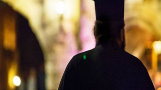 Θεσσαλονίκη: Κοσμοσυρροή σε κηδεία ιερέα που πέθανε από κορωνοϊό