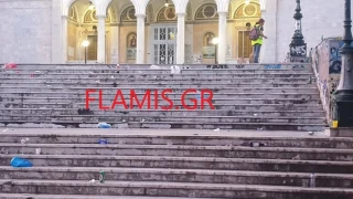 Το τερμάτισαν: Κορωνοπάρτι στα σκαλιά της... εκκλησίας!