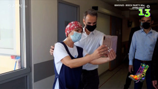 «Κλάμα» από τους Ράδιο Αρβύλα: Η επίσκεψη Μητσοτάκη σε εμβολιαστικό κέντρο!