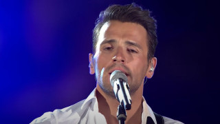 Νίκος Βέρτης: Η συγκινητική αφιέρωση από τη σκηνή στον Βασίλη Καρρά (vid)