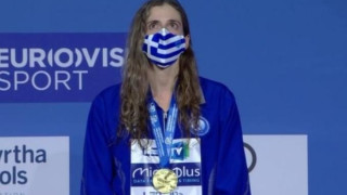 Η απονομή του μεταλλίου στη «χρυσή» πρωταθλήτρια κολύμβησης Άννα Ντουντουνάκη