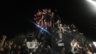 Αποθέωση των Κυπελλούχων στο αεροδρόμιο «Μακεδονία», Πασχαλάκης σε ρόλο οργανωτή κερκίδας