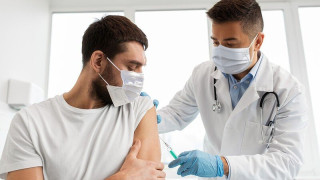 Μόσιαλος: Μεγάλο το ρίσκο για όσους δεν εμβολιάζονται ή εμποδίζουν τα παιδιά τους