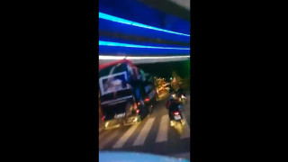 Σοκ: Ποδοσφαιριστής έπεσε από ανοιχτό λεωφορείο εν ώρα... πανηγυρισμών!