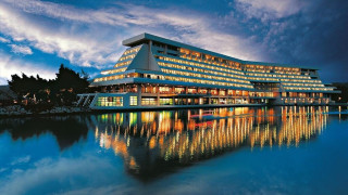 Η Μαρία Γκοντσάρεβα σε ρόλο... ξεναγού στο ανακαινισμένο Πόρτο Καρράς!