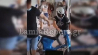 Λαμία: Μπήκε με το μηχανάκι στους διαδρόμους του σχολείου! (vid)