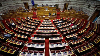 Στη Βουλή το εργασιακό νομοσχέδιο - 8ωρο, απολύσεις και αποζημιώσεις