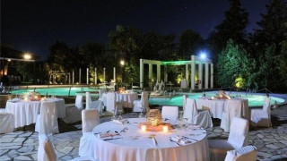 Απίστευτες σκηνές στις πρώτες δεξιώσεις μετά την καραντίνα