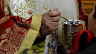 Ιερέας σε αργία γιατί χρησιμοποίησε κουταλάκια μιας χρήσης στη Θεία Κοινωνία!