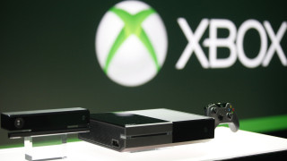 Αναγκάζει τον γιο του να σπάσει με σφυρί το Xbox του! (video)