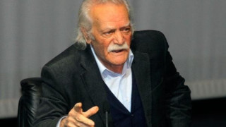 Έσπασε συμβολικά το βραχιολάκι της γερμανικής βουλής ο Μανώλης Γλέζος (ΒΙΝΤΕΟ) 