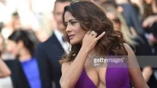 Καυτή εμφάνιση της Salma Hayek με αβυσσαλέο ντεκολτέ! (pics)