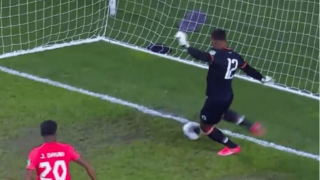 ΕΠΟΣ: Διπλή... ζεμπεκιά από τον τερματοφύλακα της Αϊτής