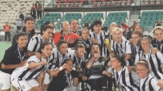 ΣΥΓΚΙΝΗΣΗ:  Οι πρωταθλήτριες του ΠΑΟΚ πανηγυρίζουν την κούπα μαζί με τον Γιαννάκη!