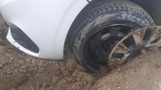 Θεσσαλονίκη: Λακκούβα σχεδόν κατάπιε αυτοκίνητο στον Λαγκαδά