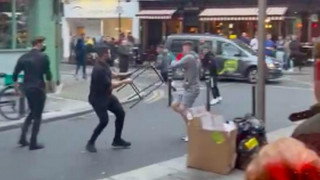 Απίστευτες εικόνες: Σερβιτόροι υπερασπίστηκαν μαύρη, έγκυο γυναίκα