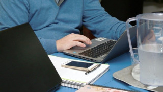 Τηλεργασία: Παύει το μέτρο για το Δημόσιο - Τι αλλάζει στην εξυπηρέτηση των πολιτών