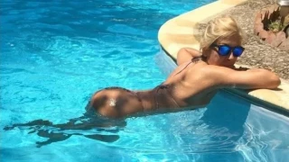 Η Έφη Σαρρή ποζάρει γυμνή!