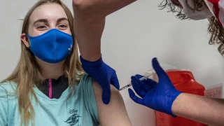 Ξεκινά εθελοντικός εμβολιασμός για τους εφήβους 15-17 ετών με mRNA εμβόλια