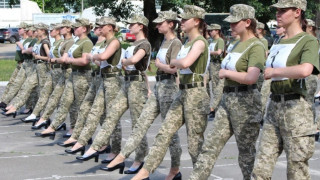 Σάλος στην Ουκρανία: Στρατιωτίνες παρέλασαν με… γόβες