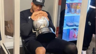 Δεν άφησε την κούπα ούτε... λεπτό ο Αντετοκούνμπο