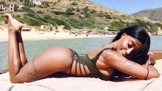 Η Ελίζαμπεθ Ελέτσι αναστατώνει μέσα στο τζακούζι της!