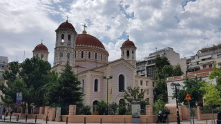 Θεσσαλονίκη: Πιστοί στηρίζουν ιερέα αρνητή του εμβολιασμό με διαμαρτυρία στη Μητρόπολη