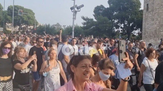 Θεσσαλονίκη: Πορεία διαμαρτυρίας κατά του εμβολίου: «Κάτω ο φασισμός!»