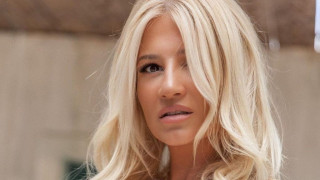 Σέξι και εντυπωσιακή με το μαγιό της η Φαίη Σκορδά