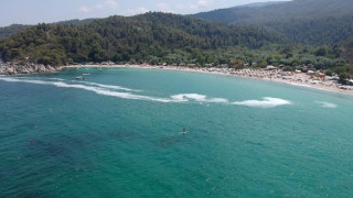 Χαλκιδική: Απολύτως καθαρά τα νερά στην παραλία Παπαδιάς στη Χανιώτη