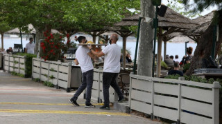 Ανεμβολίαστοι εργαζόμενοι: Από την τσέπη τους τα τεστ σε εστίαση και τουρισμό