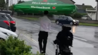 Viral: Σερβιτόρος προστατεύει ανάπηρο από τη βροχή με ομπρέλα για τον ήλιο!