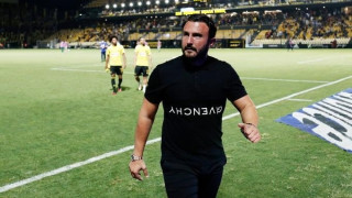 Άρης-Αστάνα: Έξαλλος ο Καρυπίδης, μπήκε στον αγωνιστικό χώρο