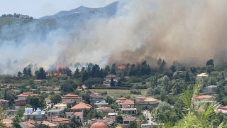 Φωτιά στη Σταμάτα: Καίγονται σπίτια στη Ροδόπολη!