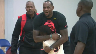 Περήφανος μπαμπάς ο ΛεΜπρόν Τζέιμς (video)