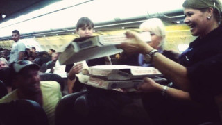 Πιλότος κέρασε πίτσες τους 160 επιβάτες της πτήσης! 