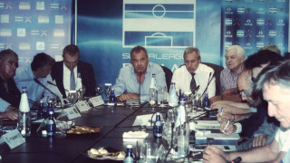 Οσα δε φτάνει η αλεπού  τα κάνει κρεμαστάρια...