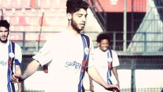 Συζητάει με Λαμπάκη και Στεριανό για τη δεξιά πλευρά