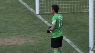 Έπινε νερό και δέχτηκε γκολ (VIDEO)
