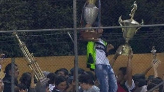 Έκλεψαν και κατέστρεψαν τα κύπελλα των αντιπάλων (video)