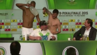 Ο Βιεϊρίνια έλουσε με μπίρα τον προπονητή του! (VIDEO)