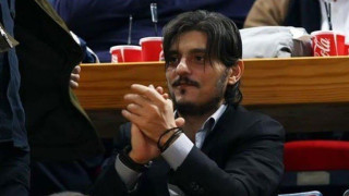 ΤΩΡΑ: Οπαδοί του Ολυμπιακού περικύκλωσαν τον Δ. Γιαννακόπουλο! 