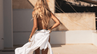 Δημοσιογράφος του ΣΚΑΙ ζεστάθηκε κι ανέβηκε στην ταράτσα topless