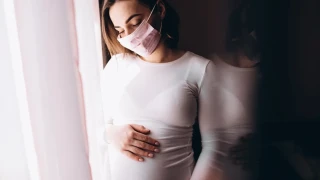 CDC: Ασφαλή για τις έγκυες τα mRNA εμβόλια κατά του κορωνοϊού