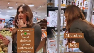 Αντιεμβολιάστρια γλείφει λαβές από καρότσια και ψυγεία σε σούπερ μάρκετ