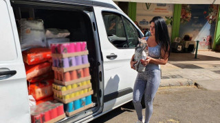 Ελληνίδα πρωταγωνίστρια αισθησιακών ταινιών στο πλευρό των πυρόπληκτων