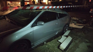 Μπουρίνι στη Λάρισα: Δέντρα και κομμάτι τοίχου καταπλάκωσαν αυτοκίνητα