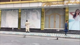 Αφγανιστάν: Ταλιμπάν «εξαφάνισαν» γυναίκες από διαφημιστικές αφίσες στην Καμπούλ