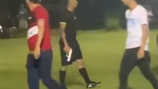 ΑΠΙΣΤΕΥΤΟ: Διαιτητής στην Ονδούρα έβγαλε όπλο για να μην τον λιντσάρουν